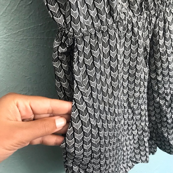 Chevron Print Strappy Romper w Pockets and Crisscross Back, Divided size 8 - Picture 5 of 9